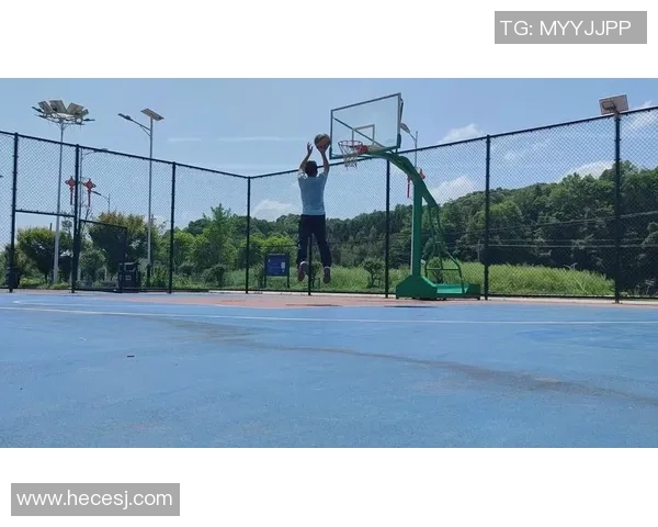 足球巨星挑战篮球篮筐精彩瞬间 投篮技巧展示与球场风采并存 足球巨星挑战篮球篮筐精彩瞬间 投篮技巧展示与球场风采并存